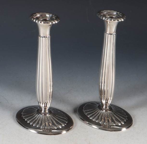 Et par lysestaker i sølv.