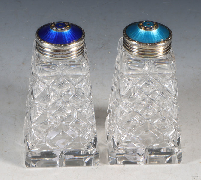 2 sukkerdrysser i glass, sølv og emalje.