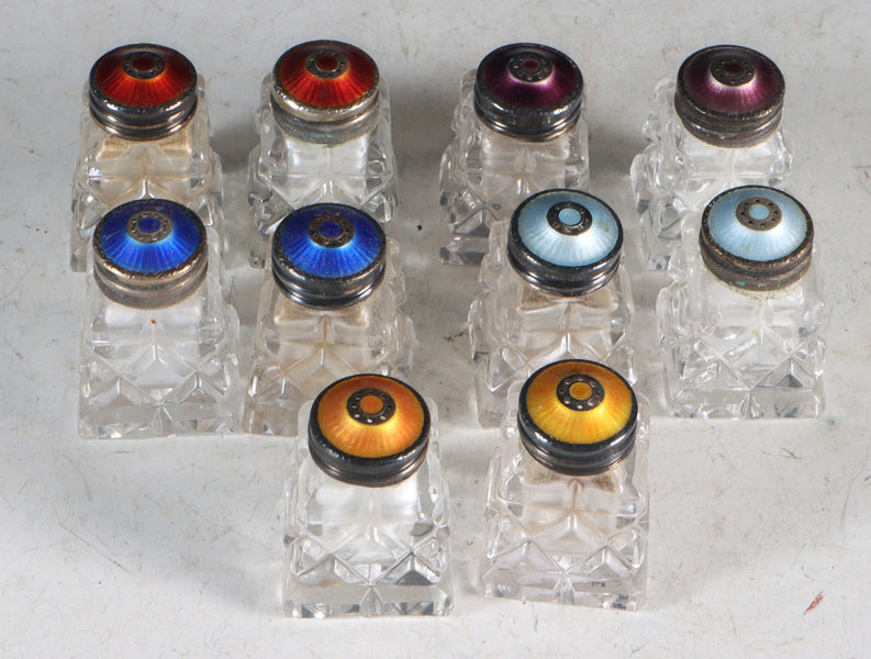 10 saltdrysser i glass, sølv og emalje topp.