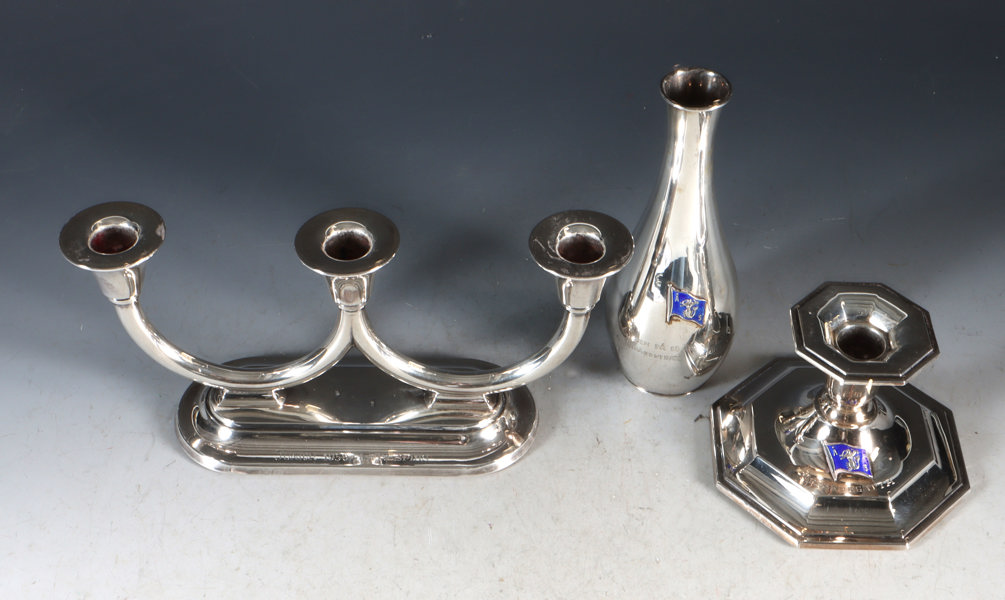 Lysestake, trearmet lysestake og vase. Sølv.