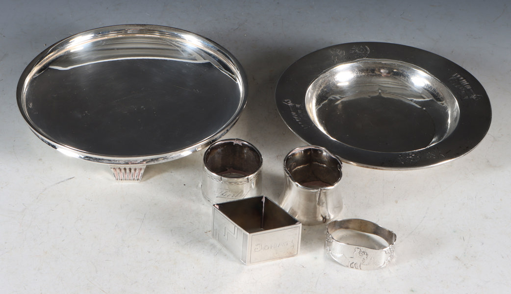 2 boller og 4 serviettringer, sølv.