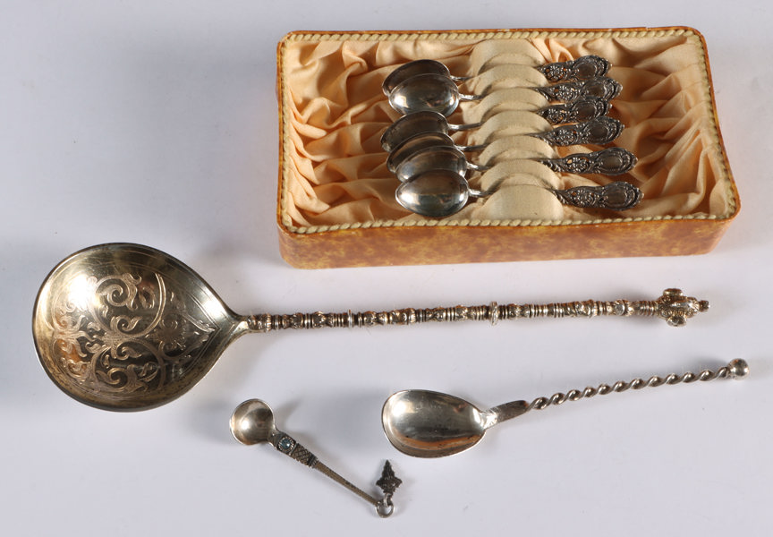 9 deler bestikk, bl.a. i sølv.