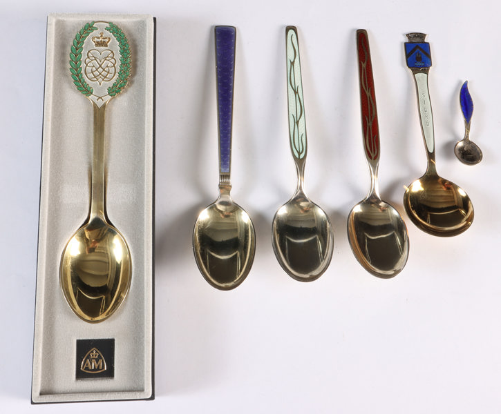 6 deler bestikk i sølv og emalje.