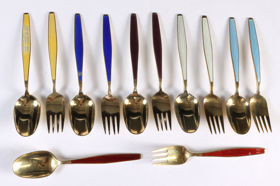 6 gafler og 6 skjeer, sølv og emalje.
