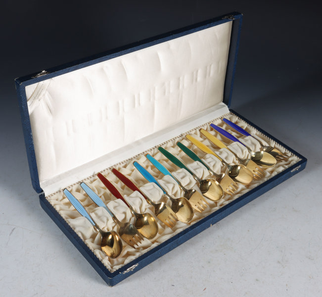 6 gafler og 6 skjeer, sølv og emalje.