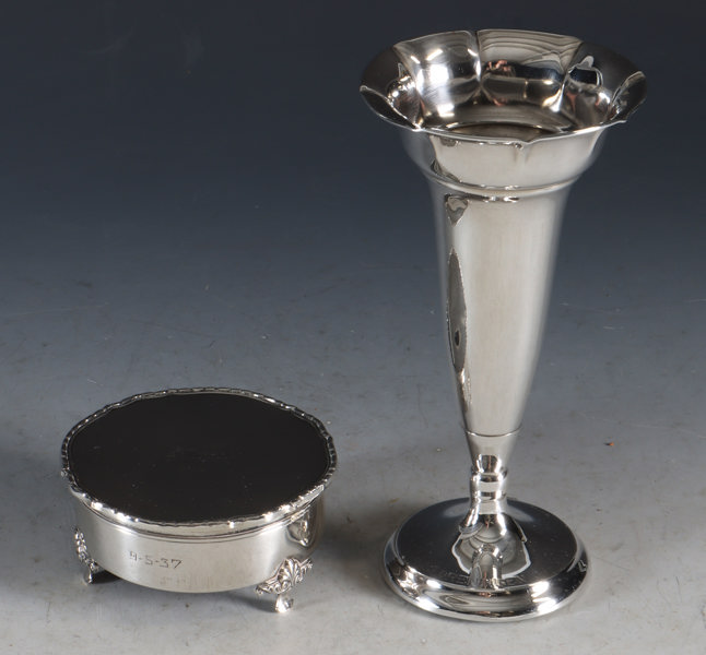 Pokal og skrin i sølv.