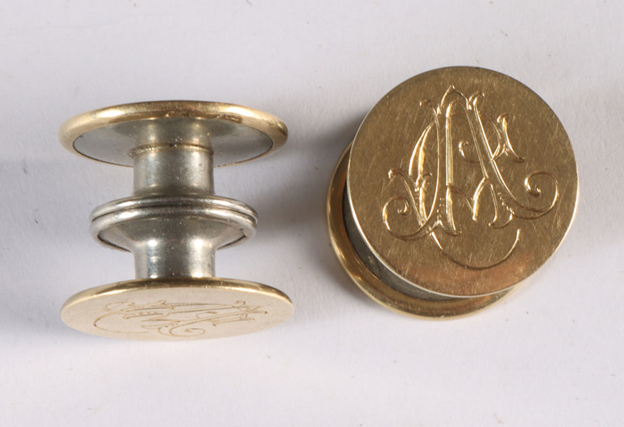 Et par knapper i gull.