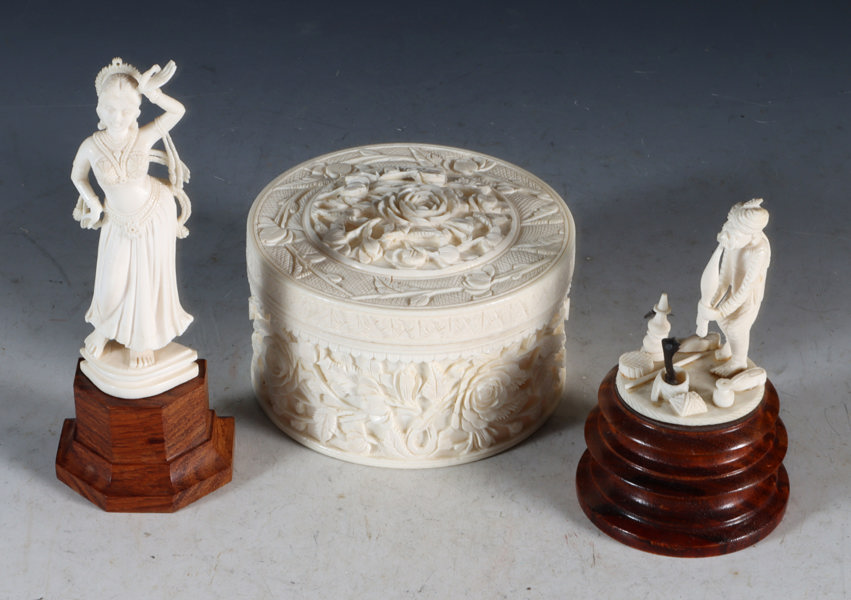 Skrin og 2 figurer i ben.