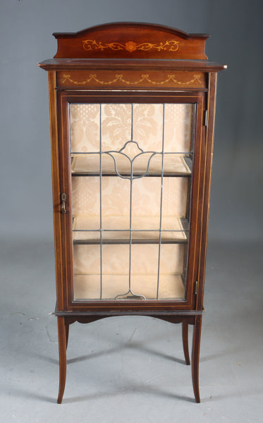 Lite vitrineskap, 18/1900 t.