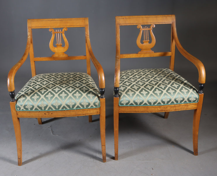 Et par armstoler i bjerk. 1800 t.