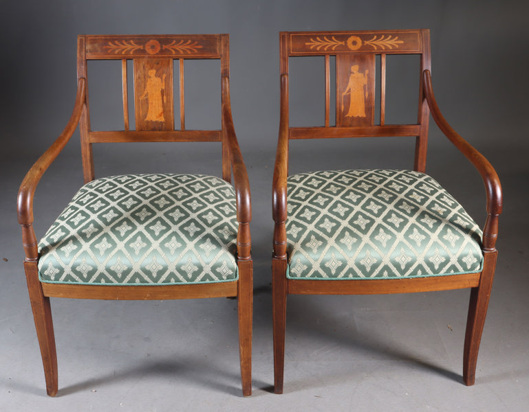 Et par armstoler med intarsia.