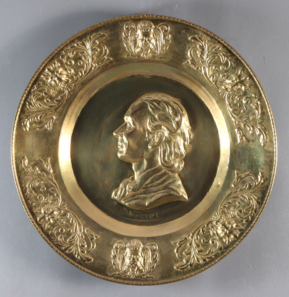 Veggskjold i messing, Wessel 1886.