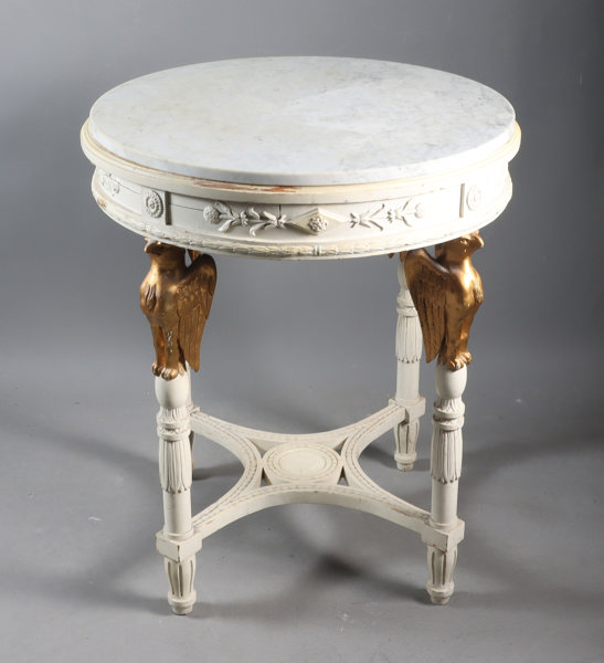 Hvitmalt bord med marmorplate.