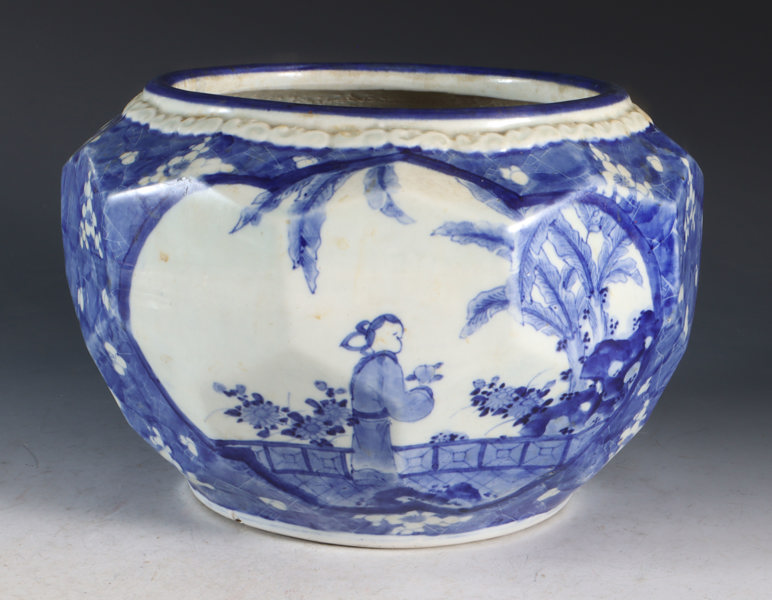 Urne dekorert i blått, porselen.