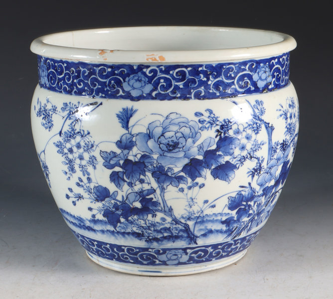 Urne i porselen, dekorert i blått.