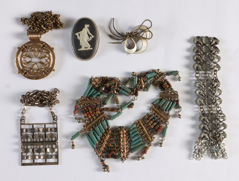 6 smykker, bla. i sølv.