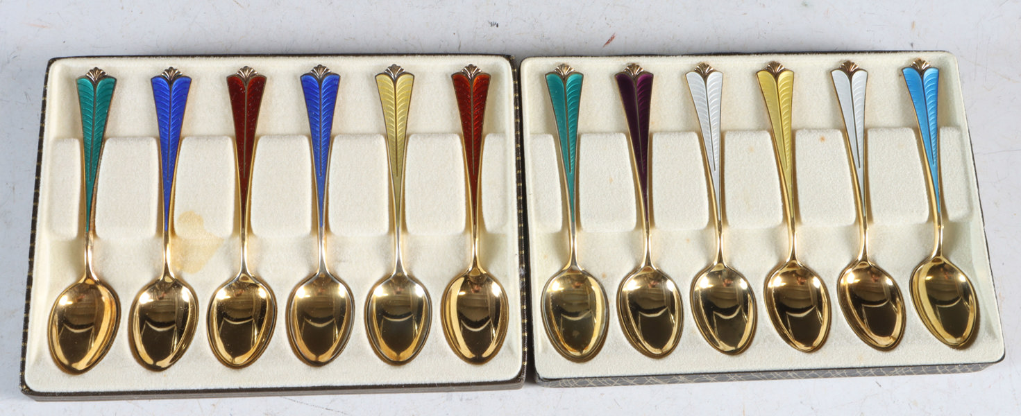 12 teskjeeer, sølv og emalje.