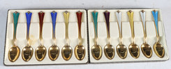 12 teskjeeer, sølv og emalje.