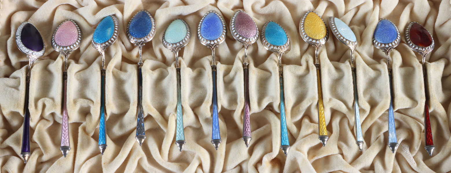 12 teskjeeer i sølv og emalje.