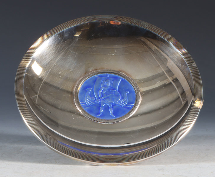 Lite fat i sølv og emalje.