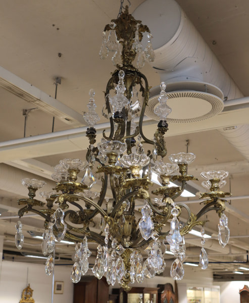 Lysekrone i messing med prismer.