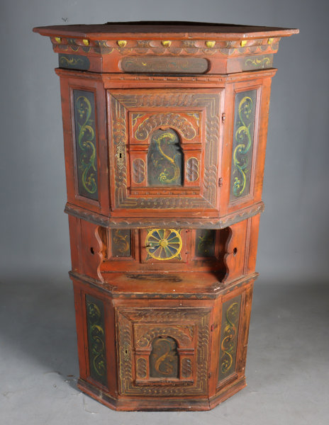 Utskåret og malt hjørneskap, 17/1800 t.