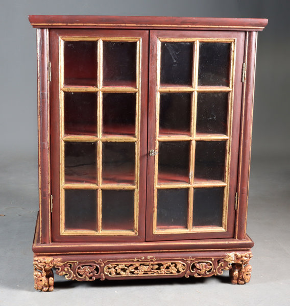 Utskåret skap, østen.