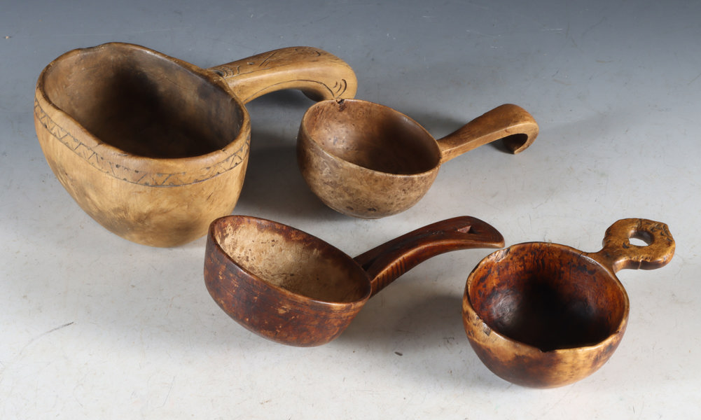 4 små utskårede øser i tre