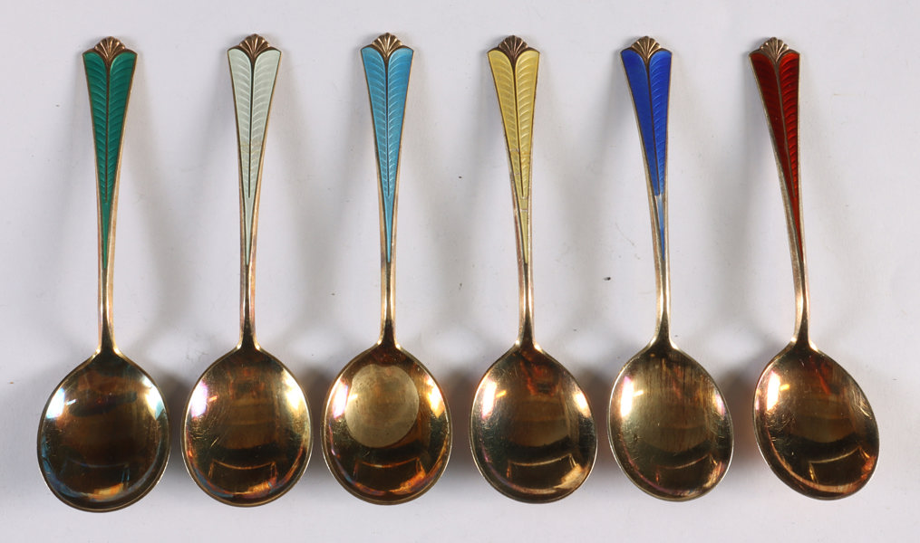 6 skjeer i sølv og emalje.