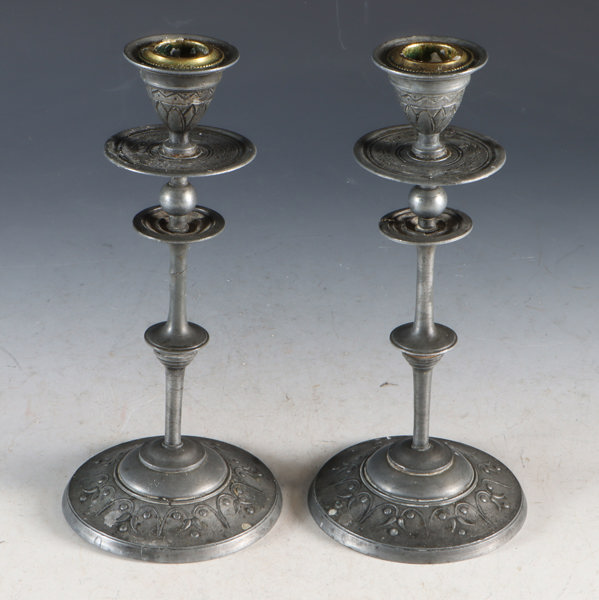 Et par lysestaker i metall, 18/1900 t.