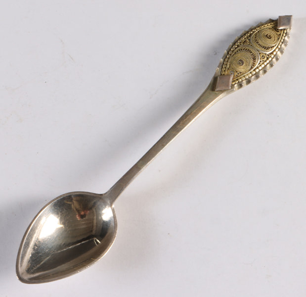 6 skjeer i sølv m/filegransarbeide.