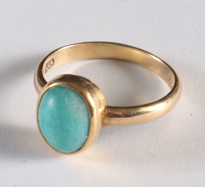 Ring i gull med sten.