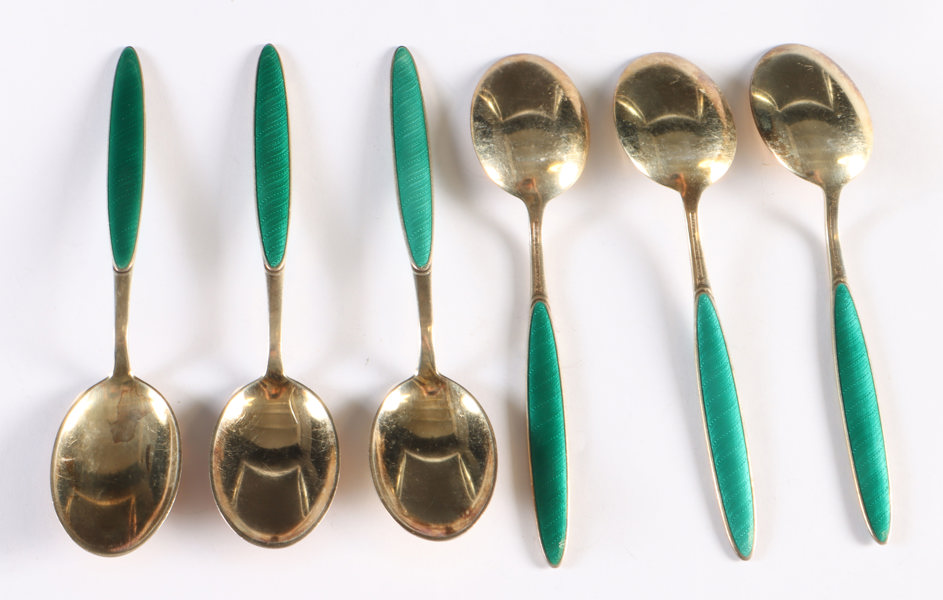 6 skjeer i sølv og emalje. 