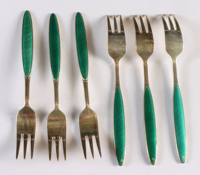 6 kakegafler i sølv og emalje.