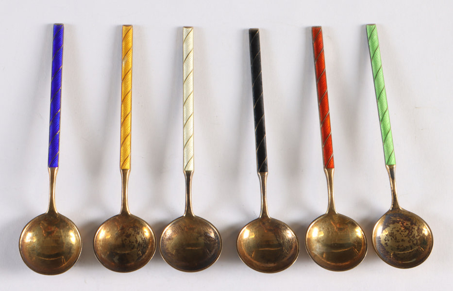 6 teskjeer i sølv og emalje.