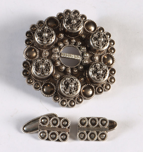 Liten bolesølje og mansjettknapper i sølv.