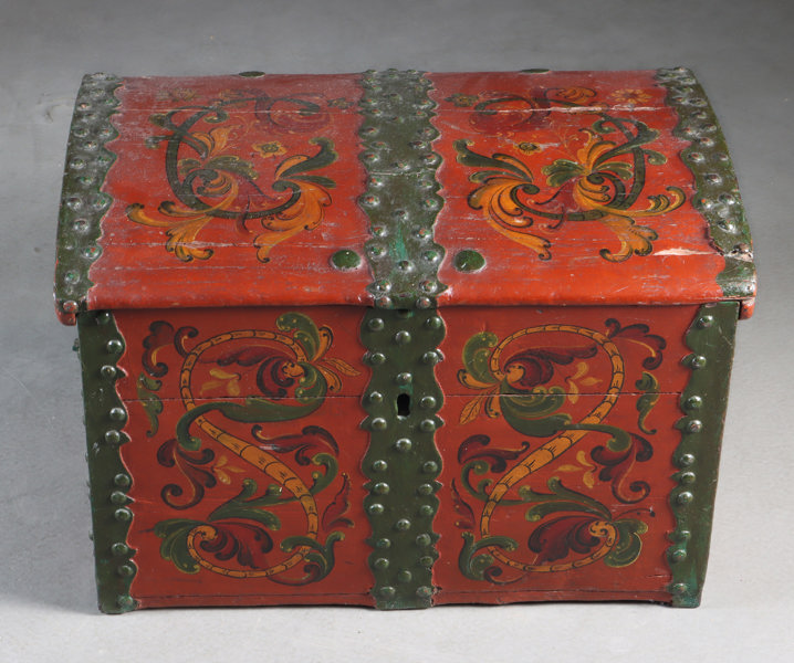 Liten rosemalt kiste, 1700 t.