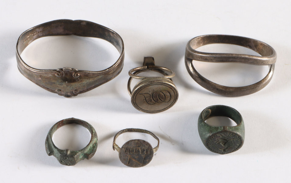 Liten lot., bla. sølv og ringer.