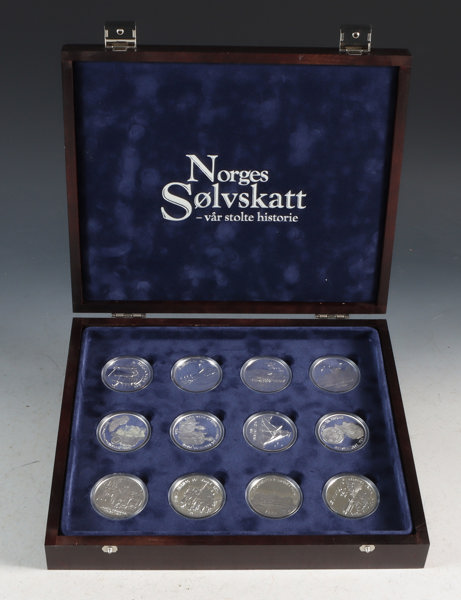 Skrin med 12 mynter i sølv.