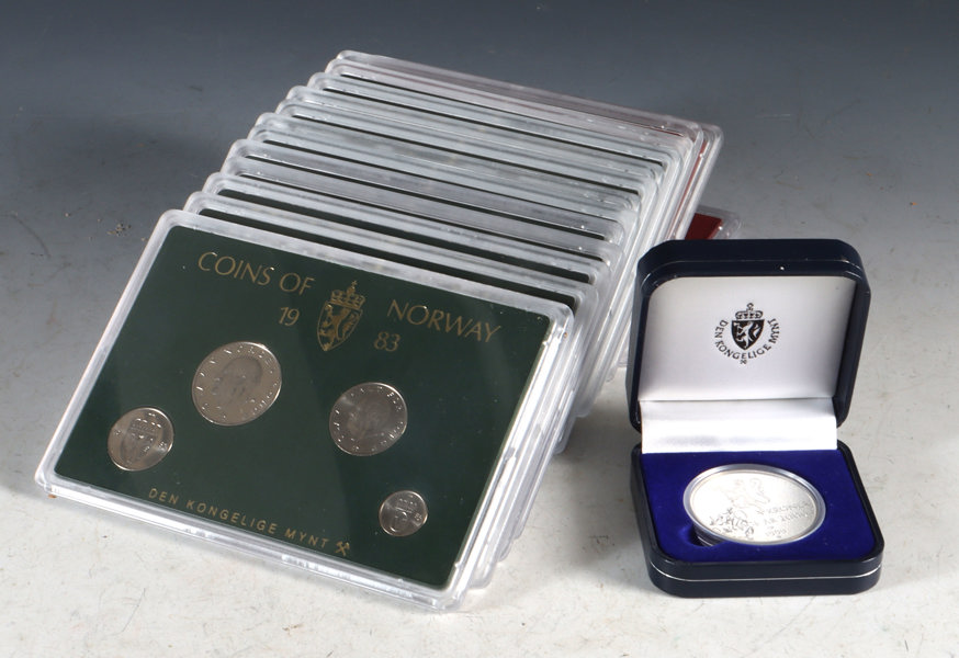 Mynt i sølv og 14 myntsett.