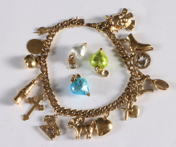 Armbånd i gull med charms.