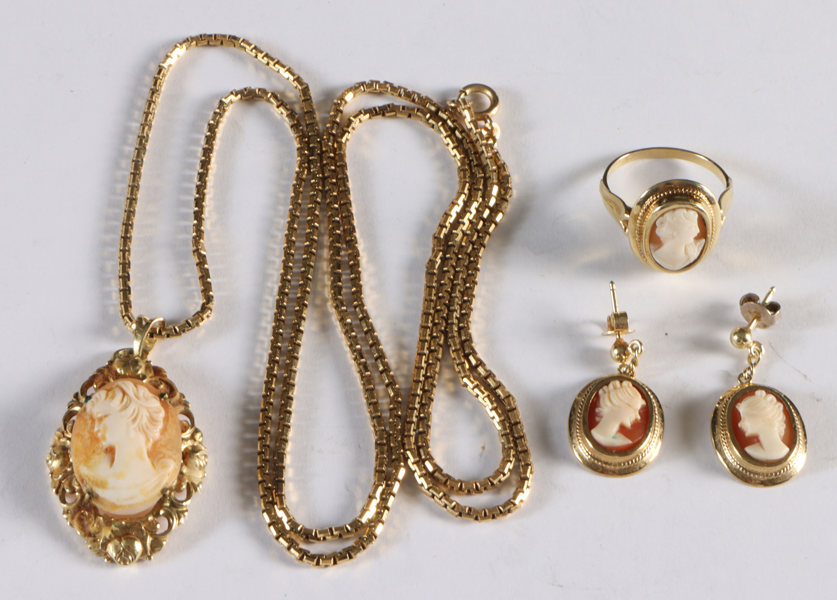 Kjede, ring og ørepynt. Kame og gull.