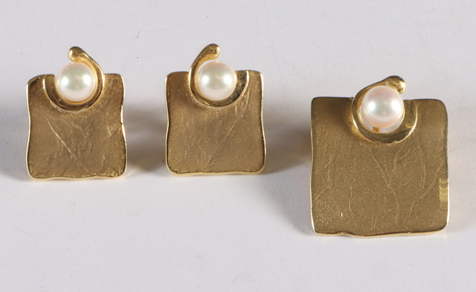 Anheng og ørepynt, gull med perle.