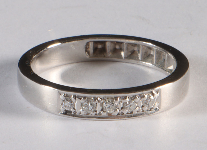 Ring i hvitt gull med diamanter.