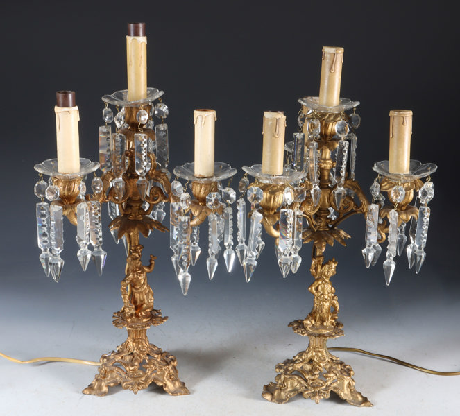 Et par kandelabere med prismer.