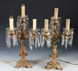 Et par kandelabere med prismer.
