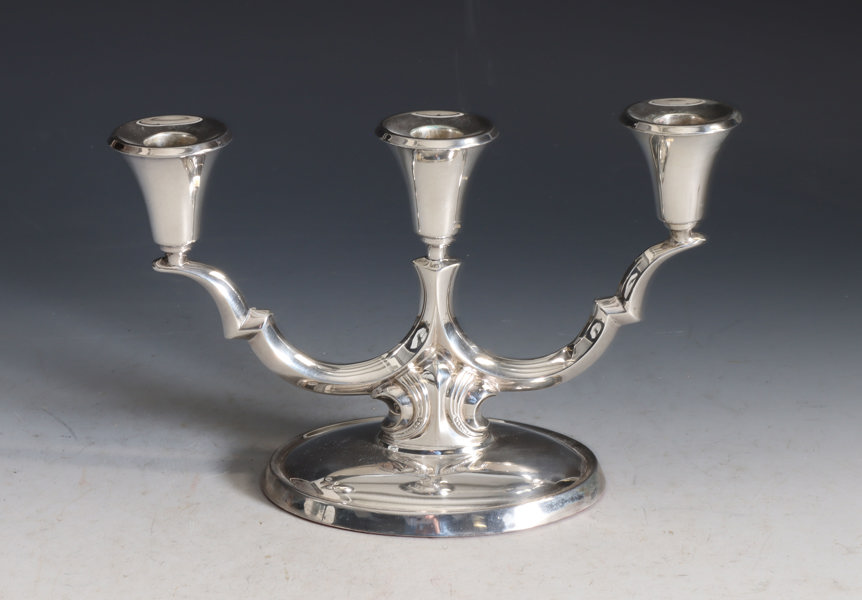 Trearmet lysestake i sølv.