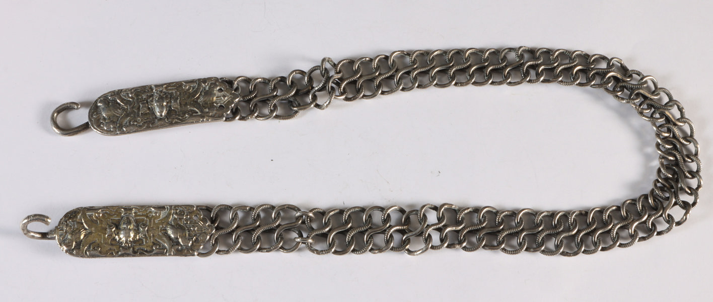 Draktbelte , støpte plater i sølv. 