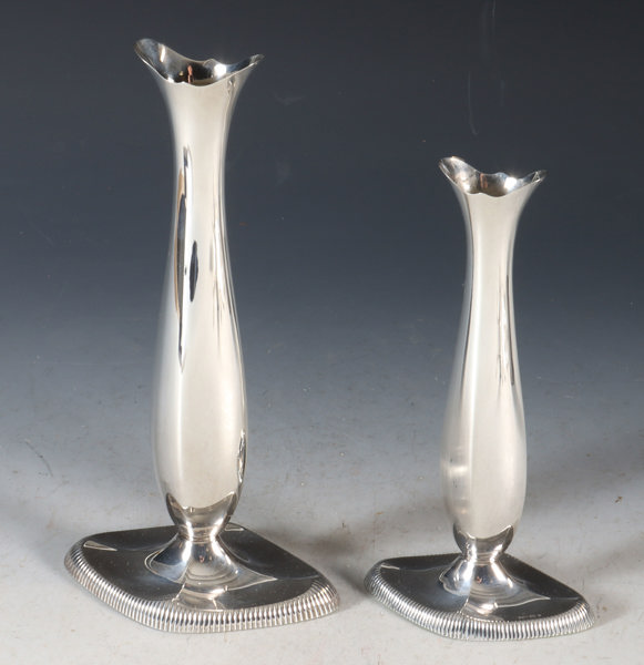 Et par vaser i sølv.