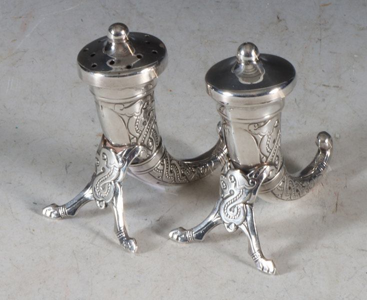 Salt og pepperdrysse i sølv, horn. 